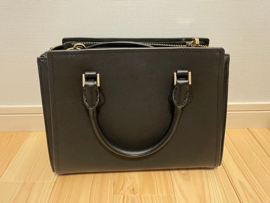 Michael Kors SHEILA センタージップ サッチェル ミディアム黒