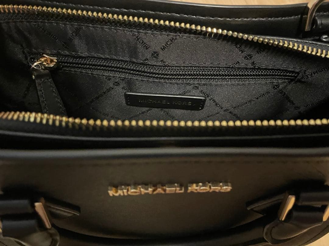 Michael Kors SHEILA センタージップ サッチェル ミディアム黒