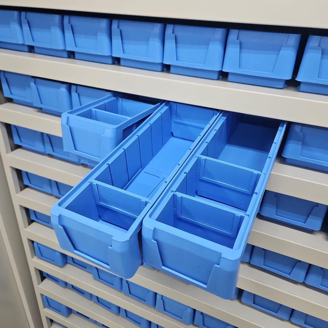 大型プラスチックキャビネット 青収納ボックス付き