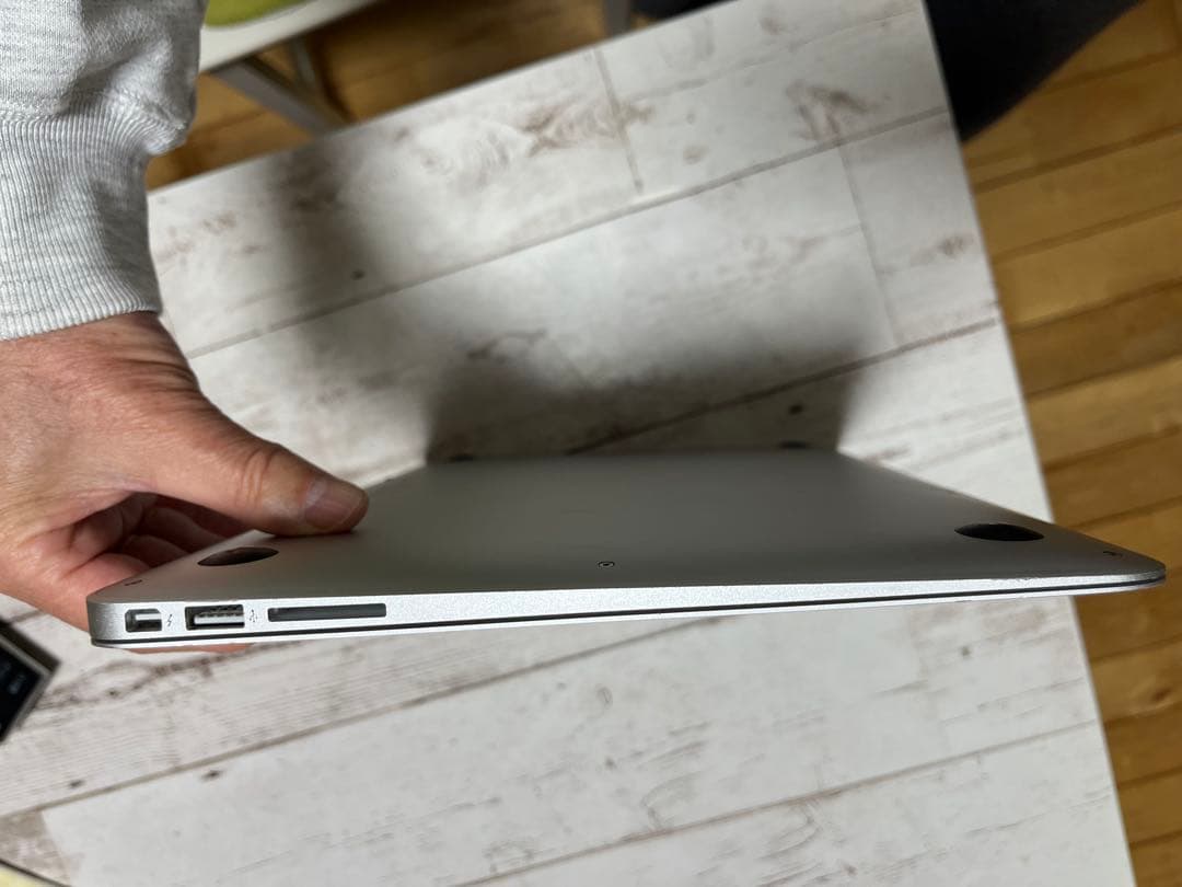 バッテリー交換済 MacBook Air 13, i5, 8GB, 256GB
