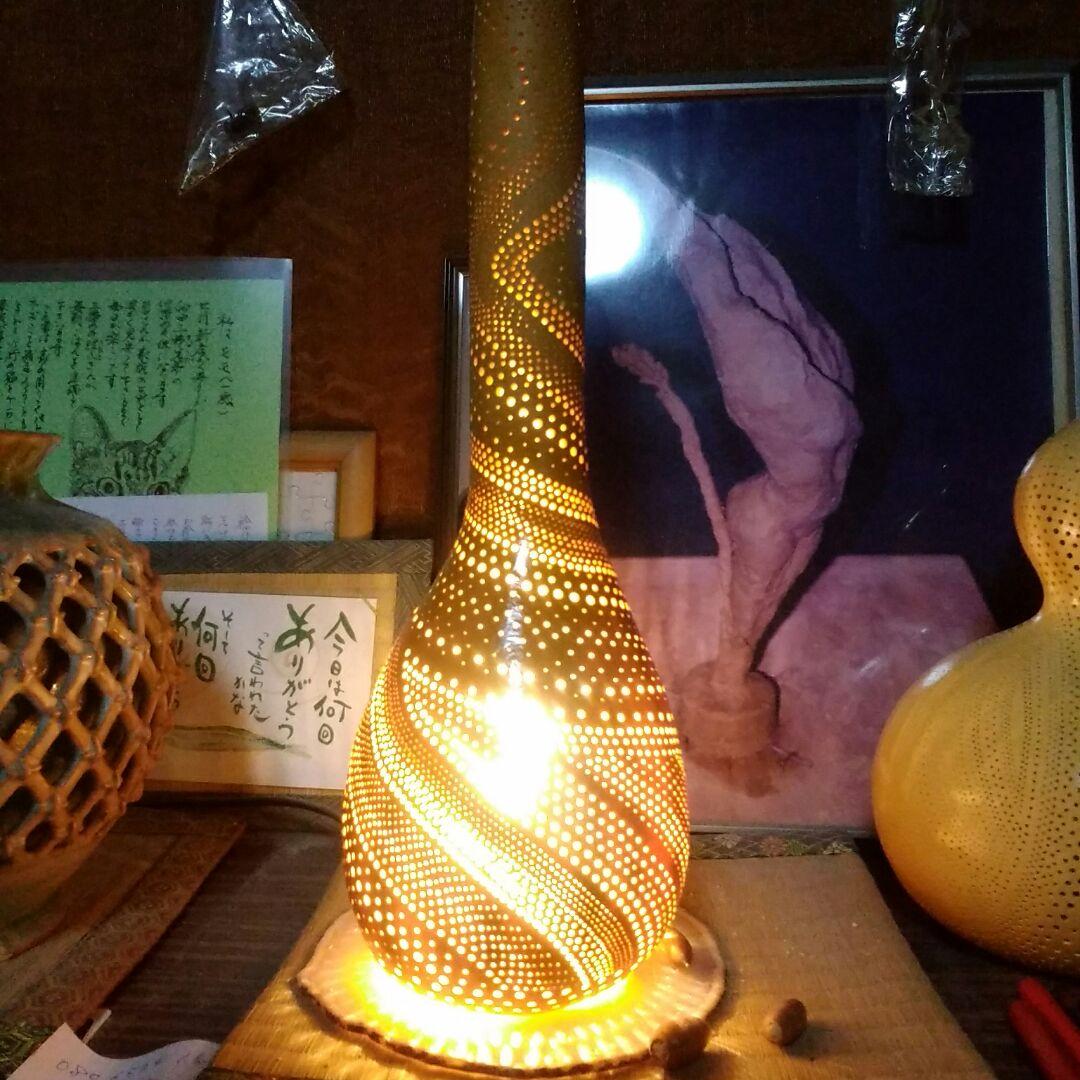 天然のひょうたんランプにLEDの台付きます