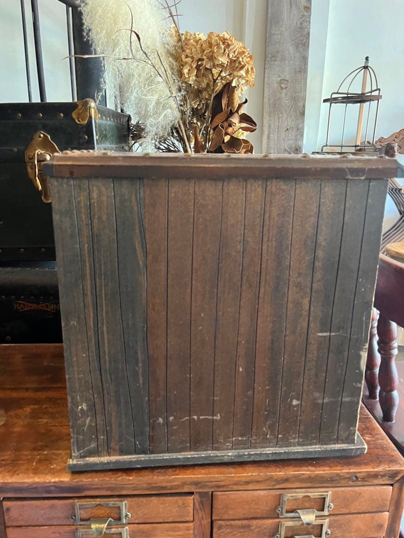 レトロな箪笥　引き出し　チェスト　レザー