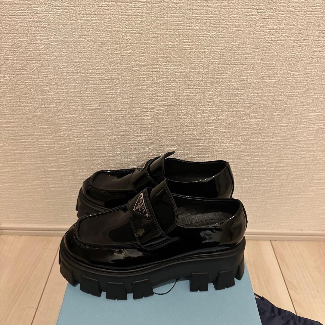 プラダモノリスブラッシュドレザーローファー37