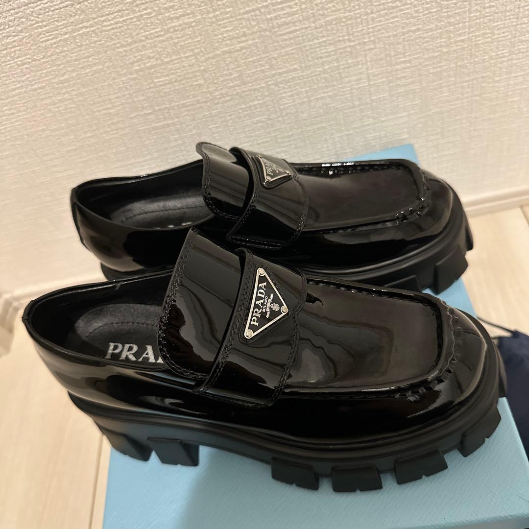 プラダモノリスブラッシュドレザーローファー37