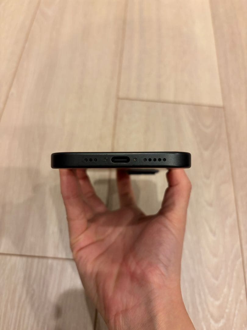 美品　Apple iPhone 15 ブラック　256GB
