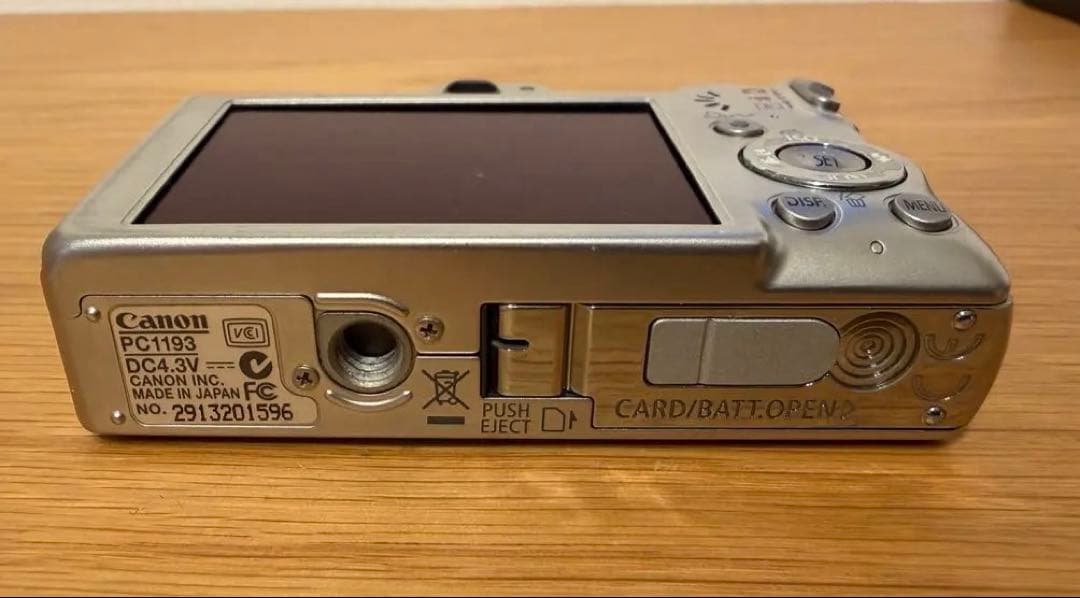 Canon IXY DIGITAL 70 本体と充電器