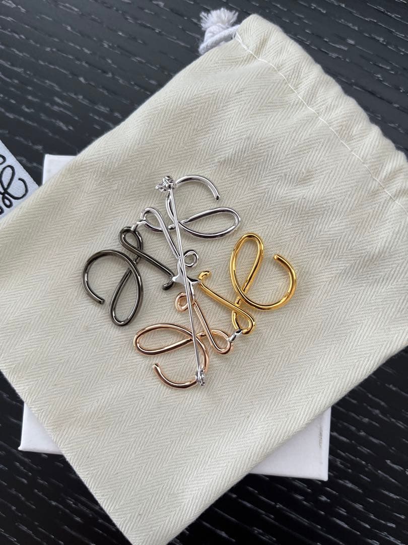 LOEWE ロエベ　　アナグラムブローチ