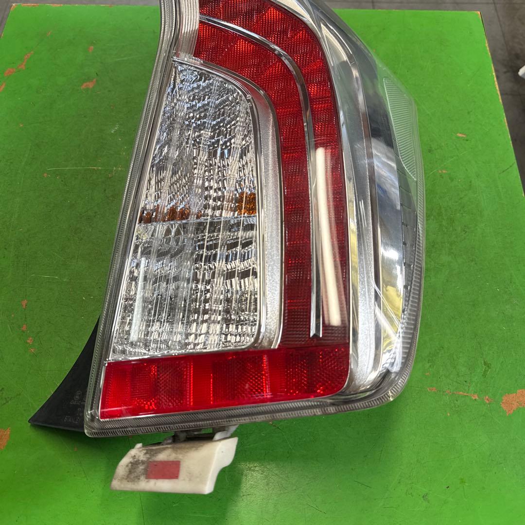 トヨタ　プリウス　30 後期　テールランプ　テールライト　左右セット　　中古品