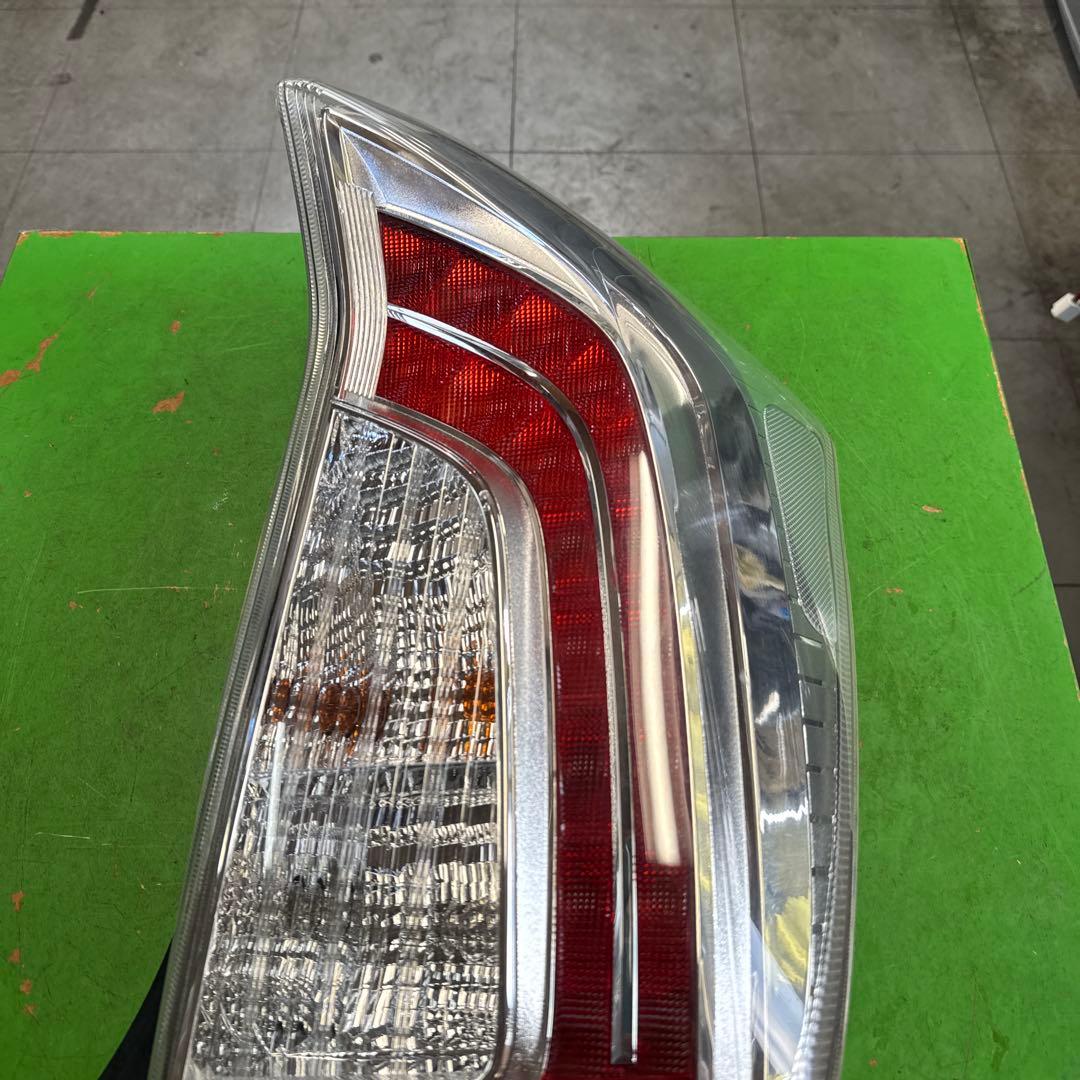 トヨタ　プリウス　30 後期　テールランプ　テールライト　左右セット　　中古品