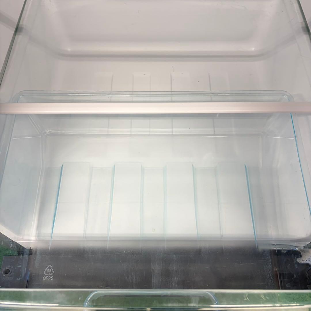 709 スリムタイプ　最新　冷蔵庫　100L強　小型　一人暮らし　右開き　2ドア