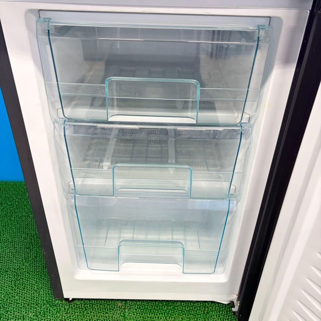 709 スリムタイプ　最新　冷蔵庫　100L強　小型　一人暮らし　右開き　2ドア