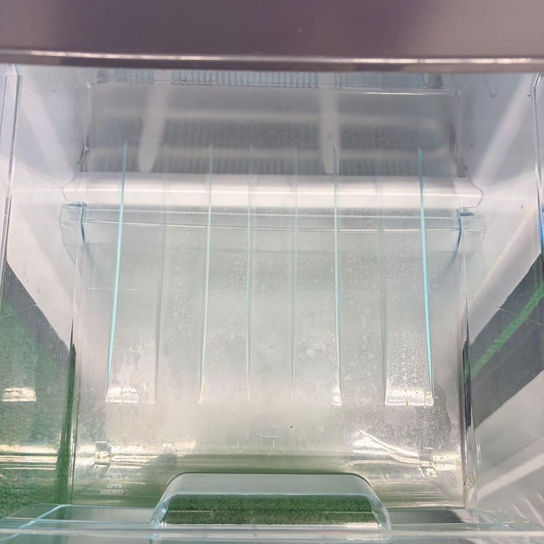 709 スリムタイプ　最新　冷蔵庫　100L強　小型　一人暮らし　右開き　2ドア