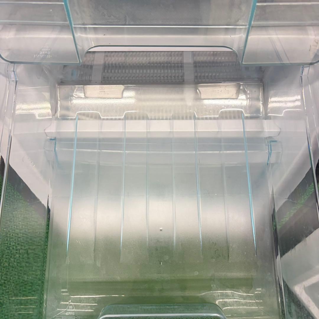 709 スリムタイプ　最新　冷蔵庫　100L強　小型　一人暮らし　右開き　2ドア