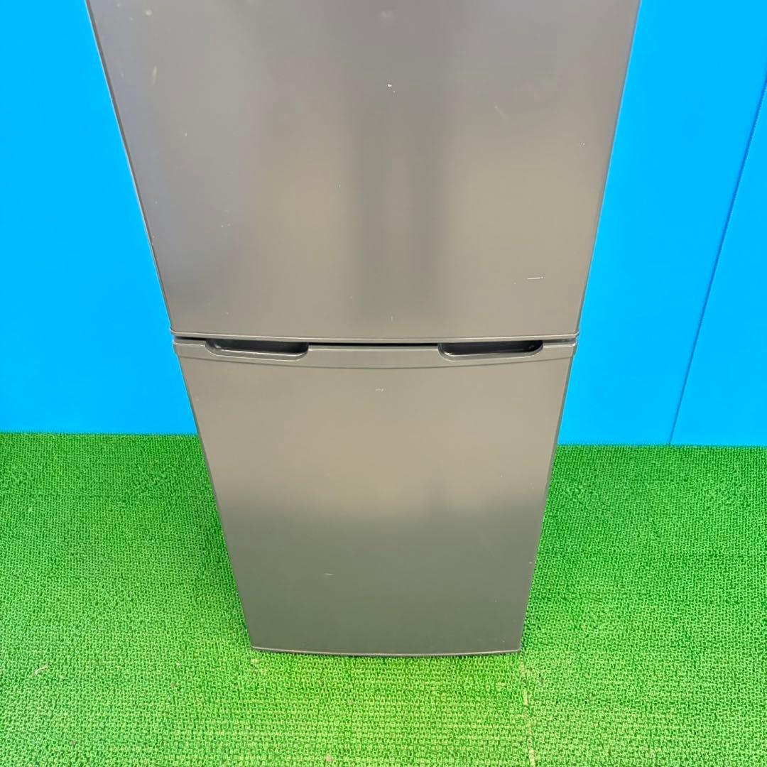 709 スリムタイプ　最新　冷蔵庫　100L強　小型　一人暮らし　右開き　2ドア