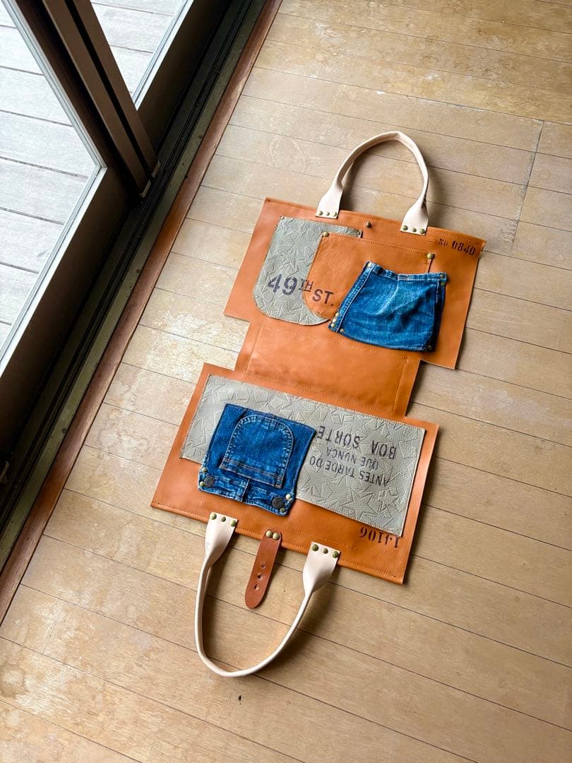牛革キャメル、デニムポケットのトートバッグ