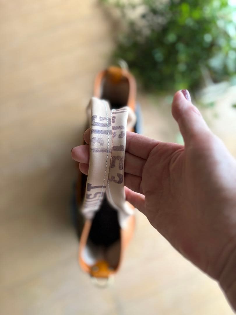 牛革キャメル、デニムポケットのトートバッグ