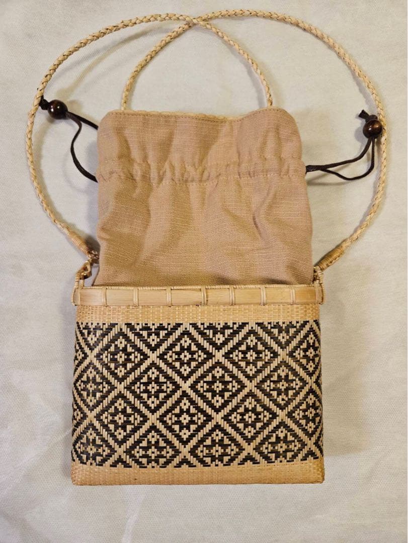 タイ王室御用達　プラニー工房　伝統工芸　竹細工バッグ・ポシェット型(黒茶柄)