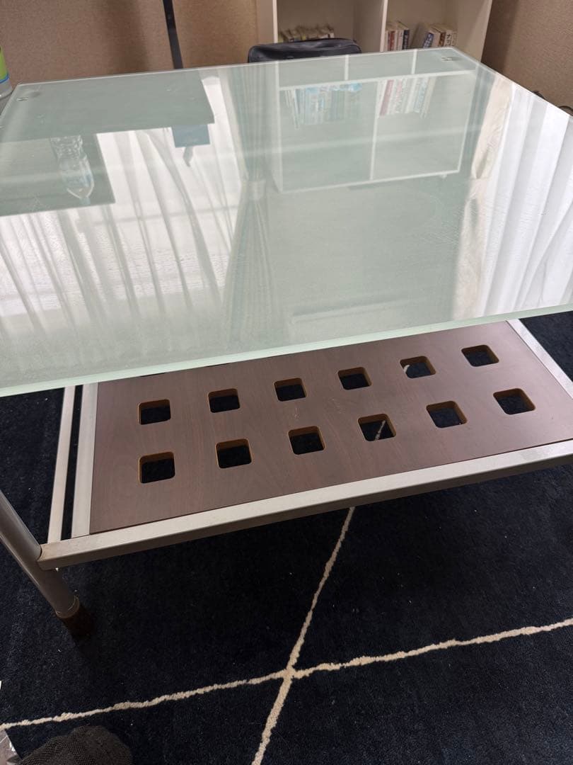 ガラス天板のコーヒーテーブル