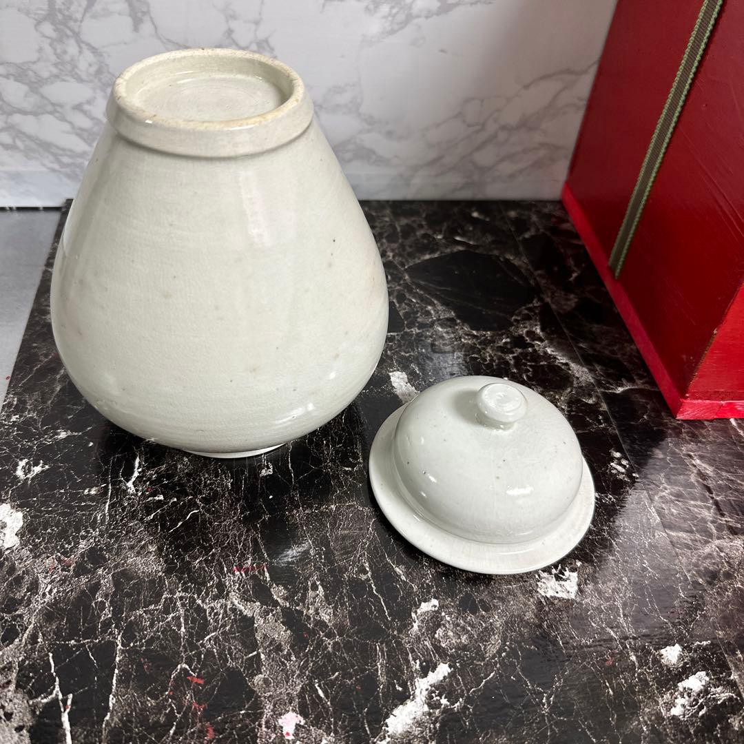古伊万里、白磁、壺、　共葢、箱付き。