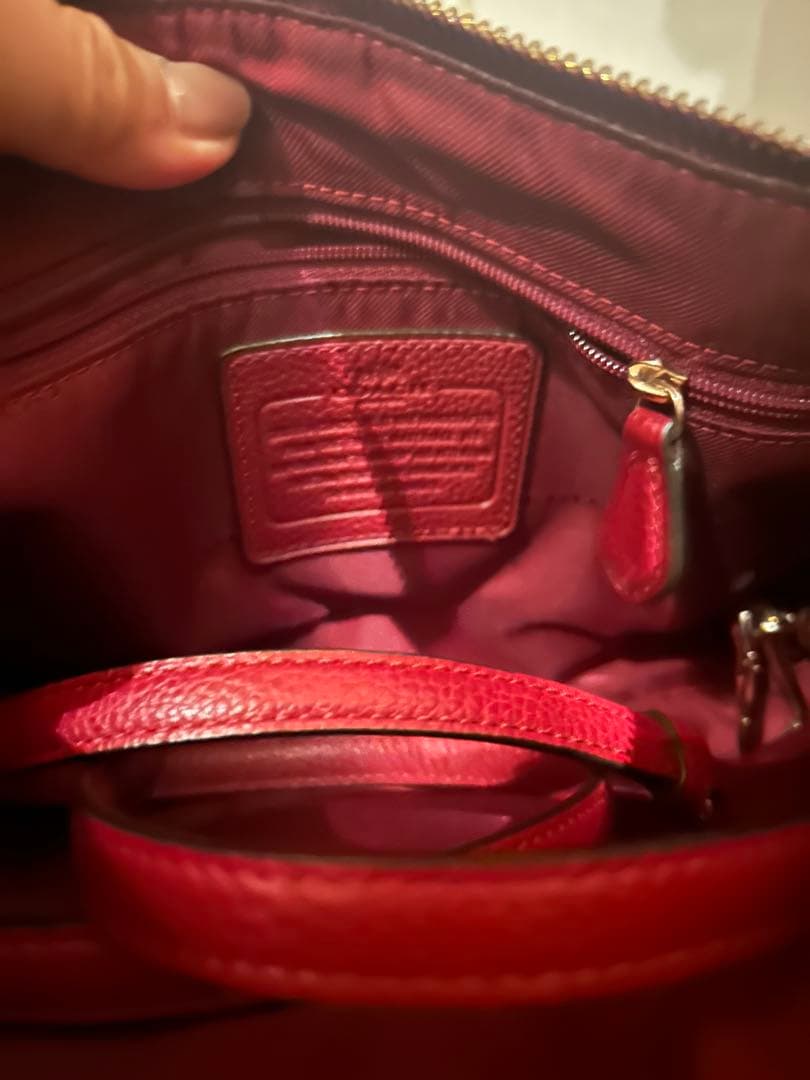coach コーチ　赤い馬車エンボスショルダーバッグ