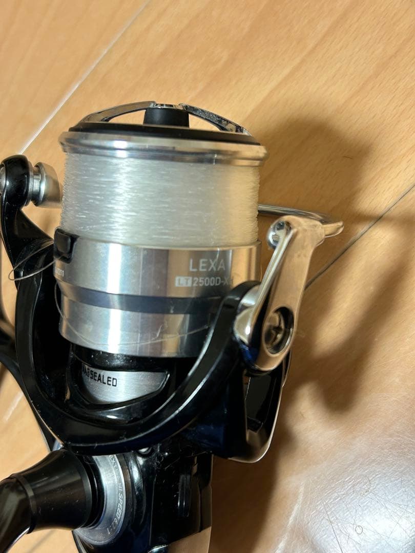 LEXA 2500D スピニングリール ブラック/シルバー