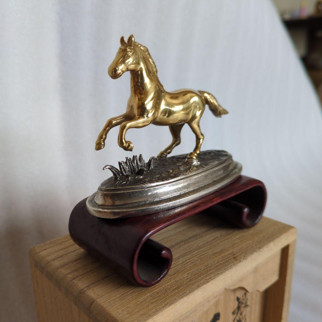 金色の馬の置物 木製台座付き