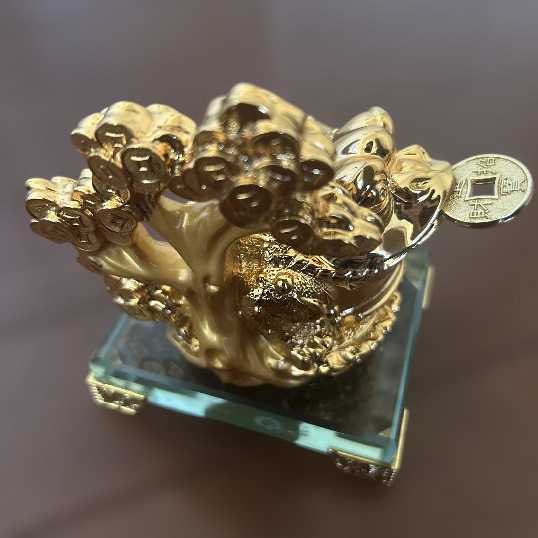 金色のカエルの置物 幸運の象徴