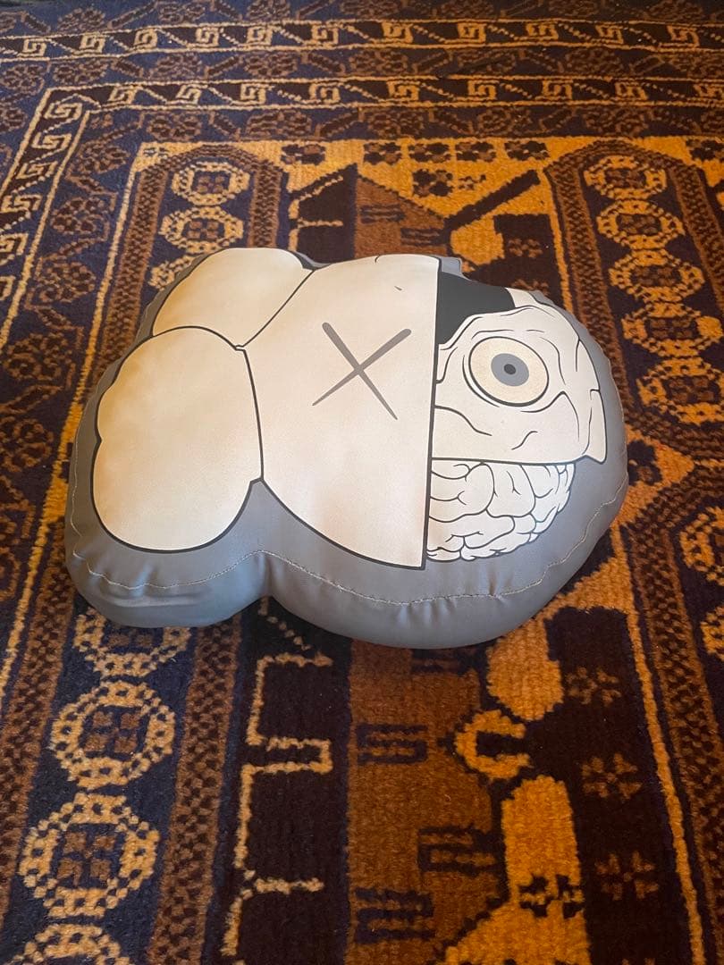 希少　kaws original fake cushion pillow