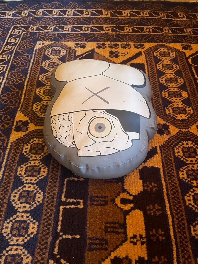 希少　kaws original fake cushion pillow