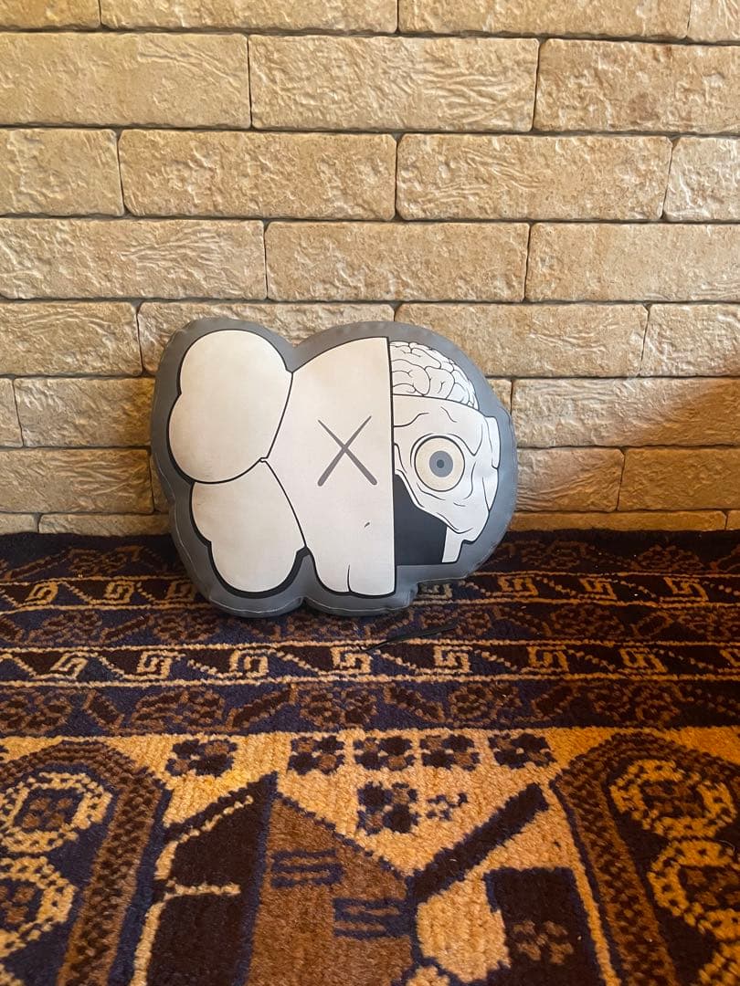 希少　kaws original fake cushion pillow