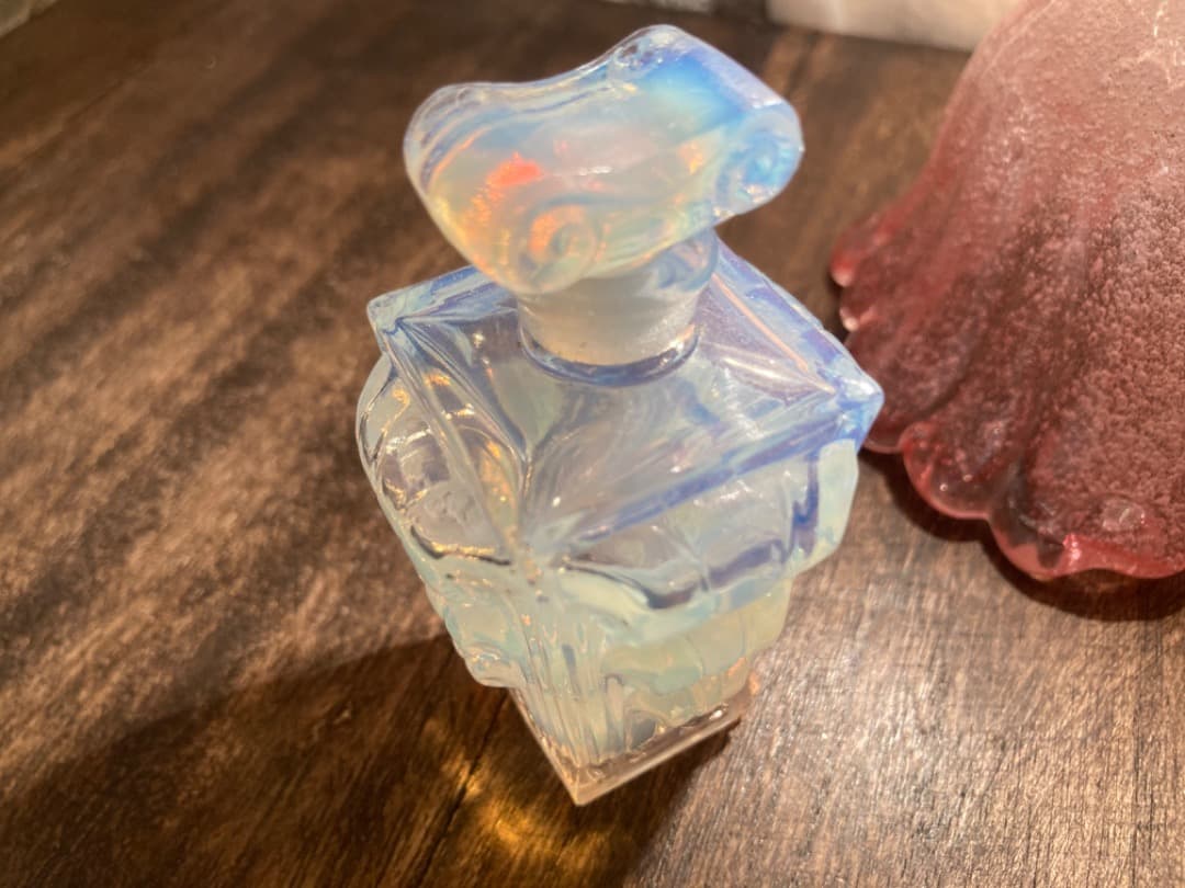 オパールセントガラス　香水瓶