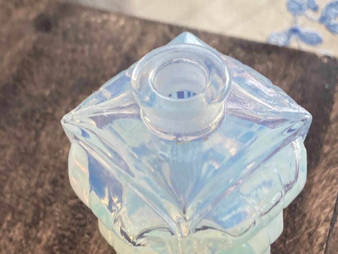 オパールセントガラス　香水瓶