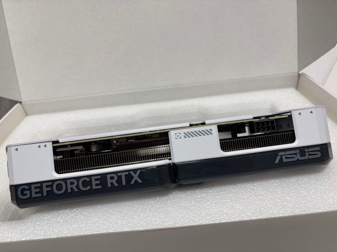 グラフィックボード・グラボ・ビデオカード ASUS Dual RTX 4070 White OC Edition 12GB