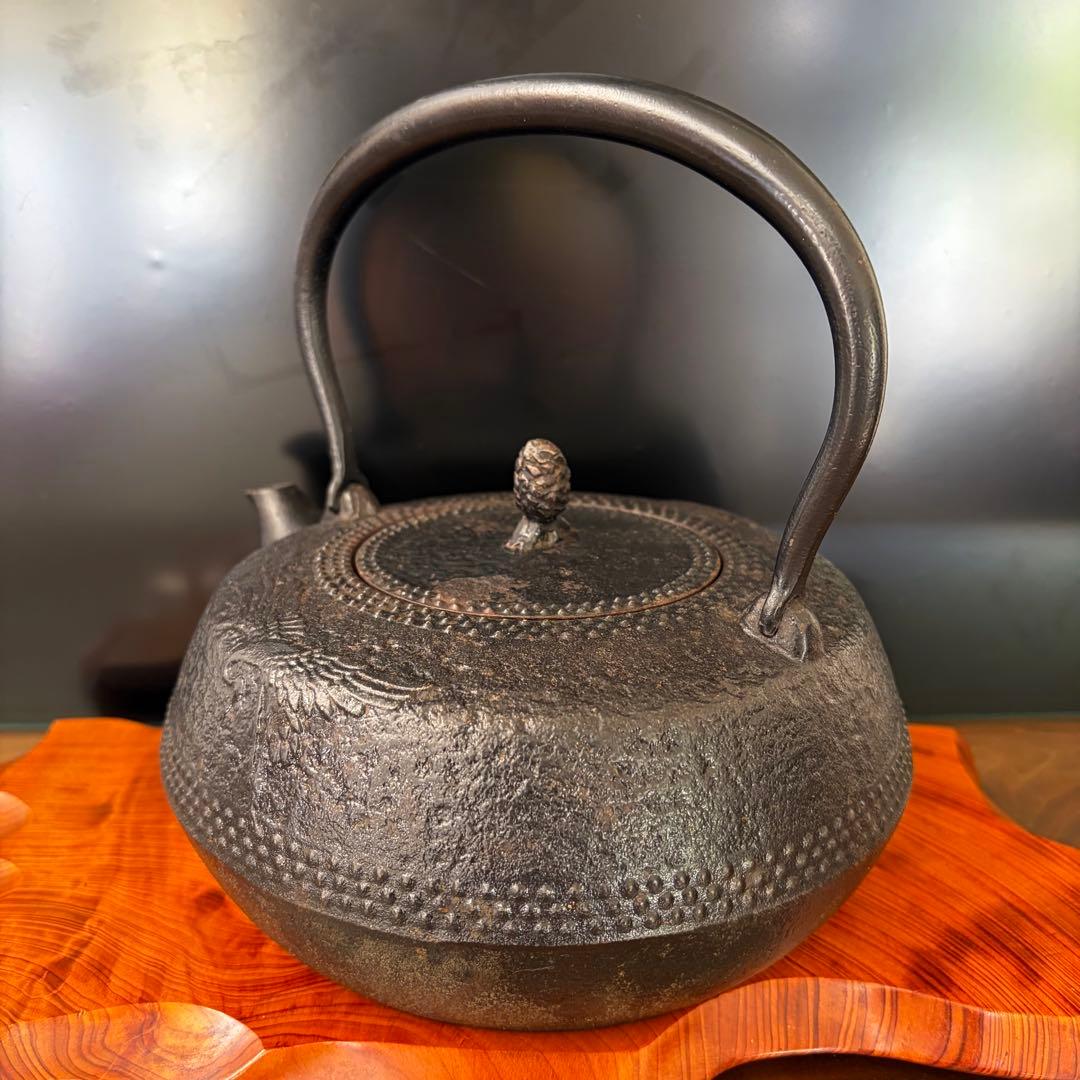 明治後期〜大正初期 鶴亀文鉄瓶 在銘小秀作 容量1.8L