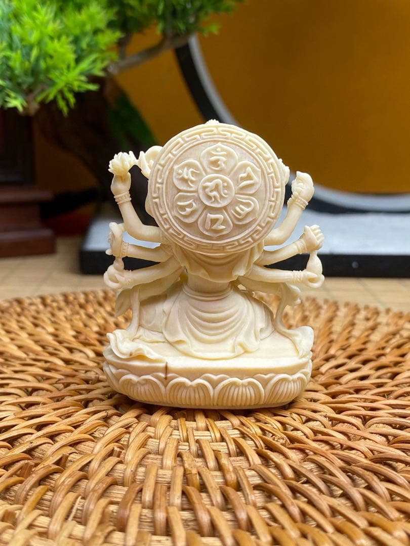 天然マンモス牙美しい手作り彫刻　千手観音　小さいな置物