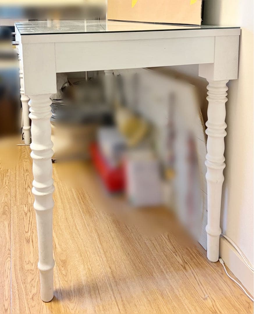 ホワイト木製デスク ガラス天板 アンティーク風　作業机