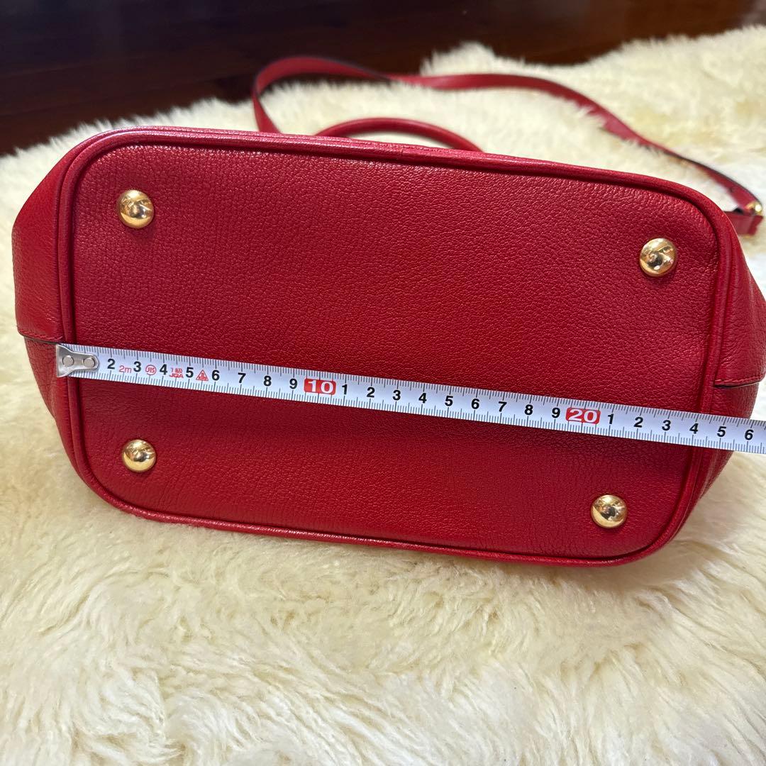 Miu Miu 赤 レザー ショルダーバッグ