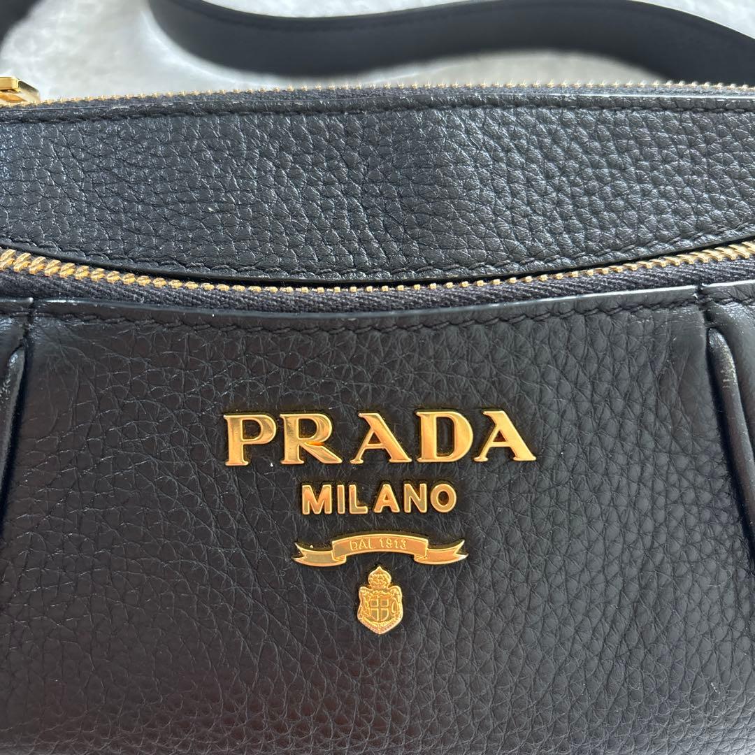 PRADA ブラックレザーボディバッグ