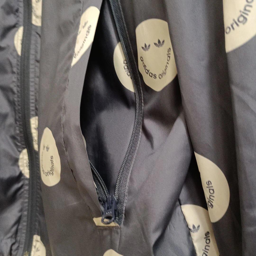 アディダスadidasプリントウィンドブレーカースマイリーフェイス