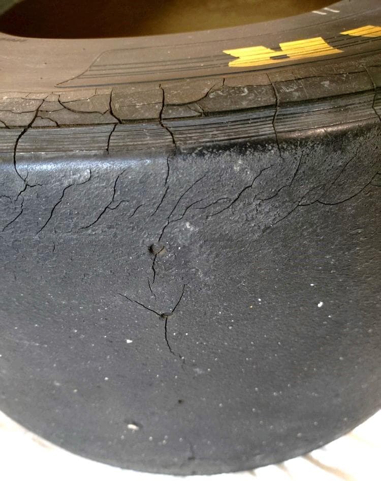 Ｆ１使用タイヤ　GOODYEAR EAGLE F1　テーブル　置物　希少品