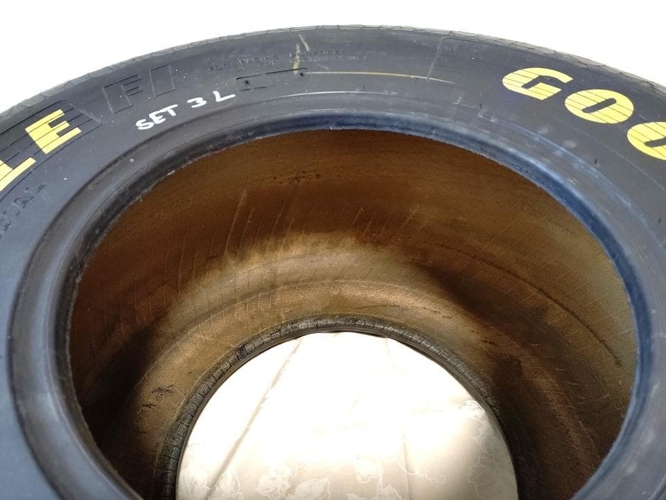 Ｆ１使用タイヤ　GOODYEAR EAGLE F1　テーブル　置物　希少品