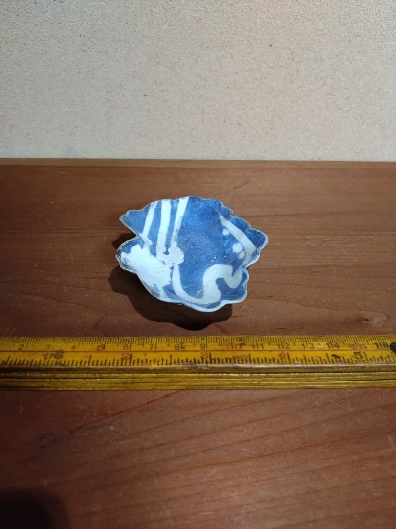 江戸前期 染付 菊流水紋 葉型小皿