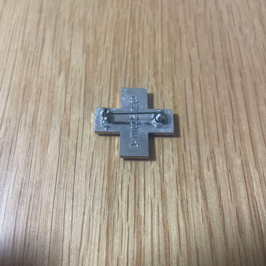 SUNSEA クロス型ピンバッジ