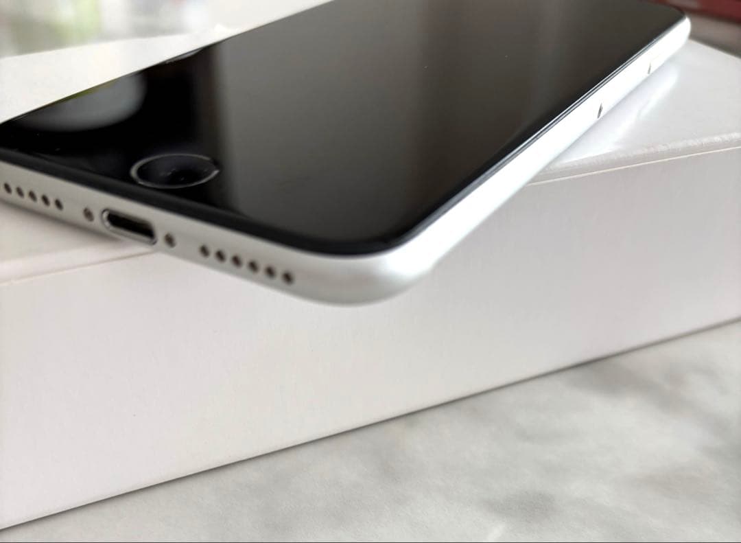 【極上美品】付属品未使用 iPhoneSE2 第二世代　ホワイト SIMフリー