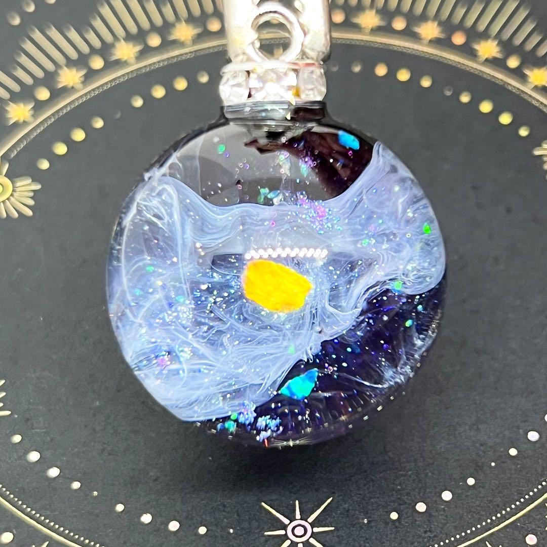 【ハンドメイド】157.水面に映る花火　25mm 【蓄光・台座付き】