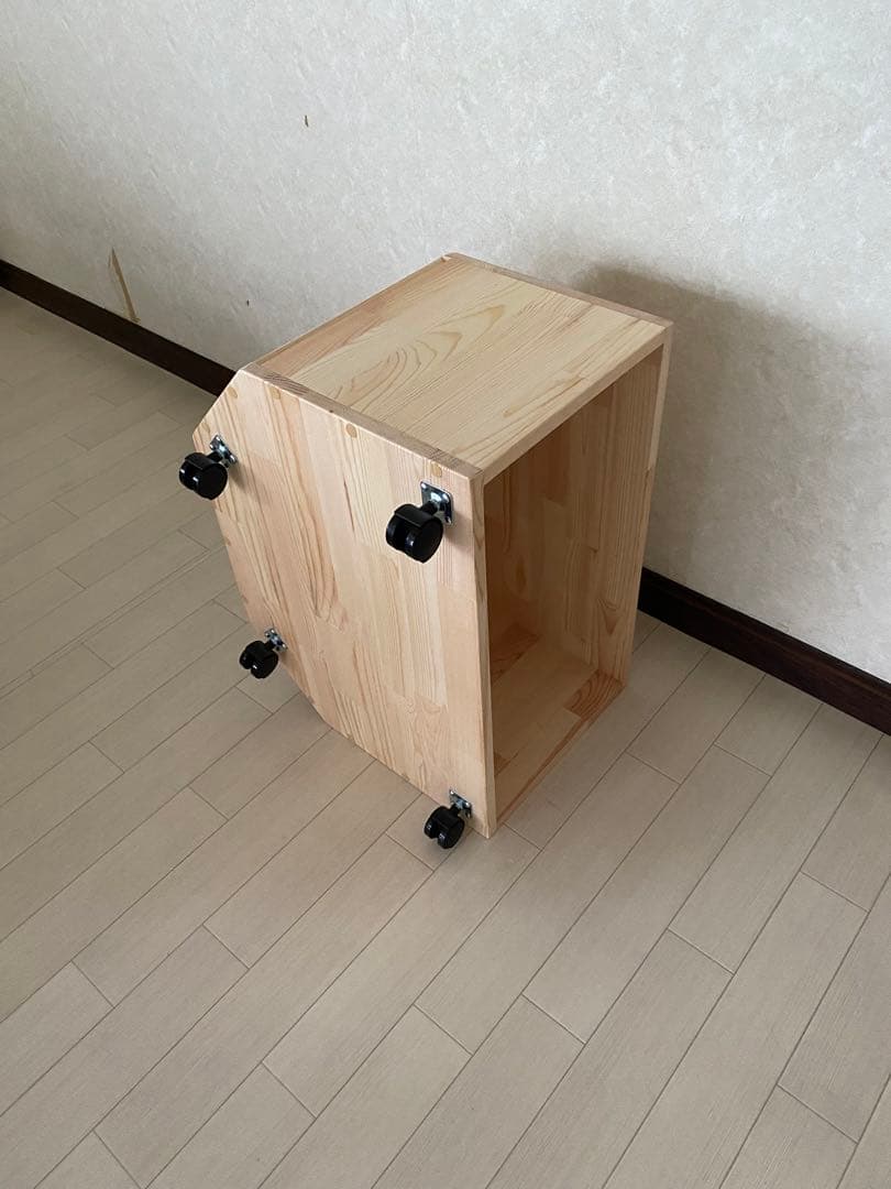 パイン集成材で制作した、テレビ台です。