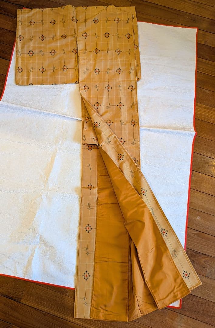 【美品】紬 明るめの黄土色 落ち着いた黄色 燕絣 ツバメ 格子柄 バチ衿 正絹