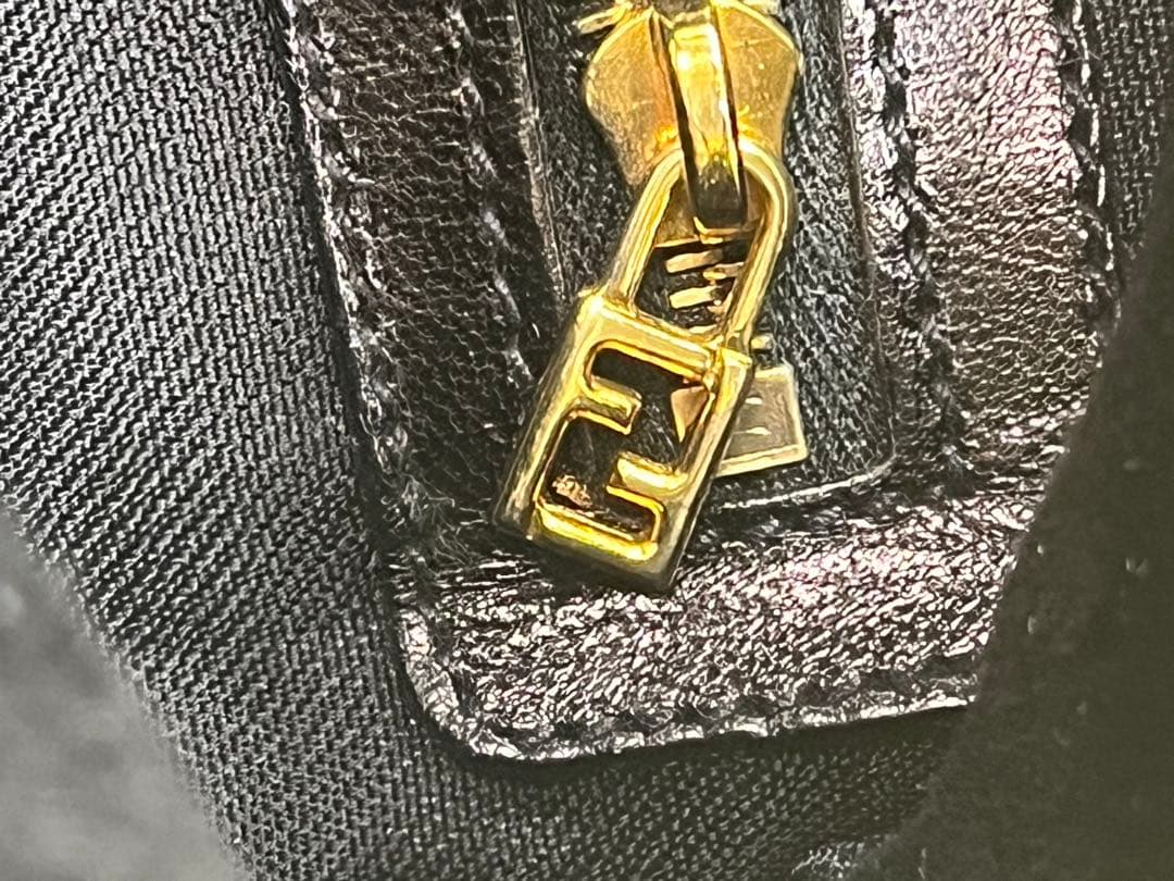 FENDI フェンディ 黒 マンマバケット スウェード ハンドバッグ