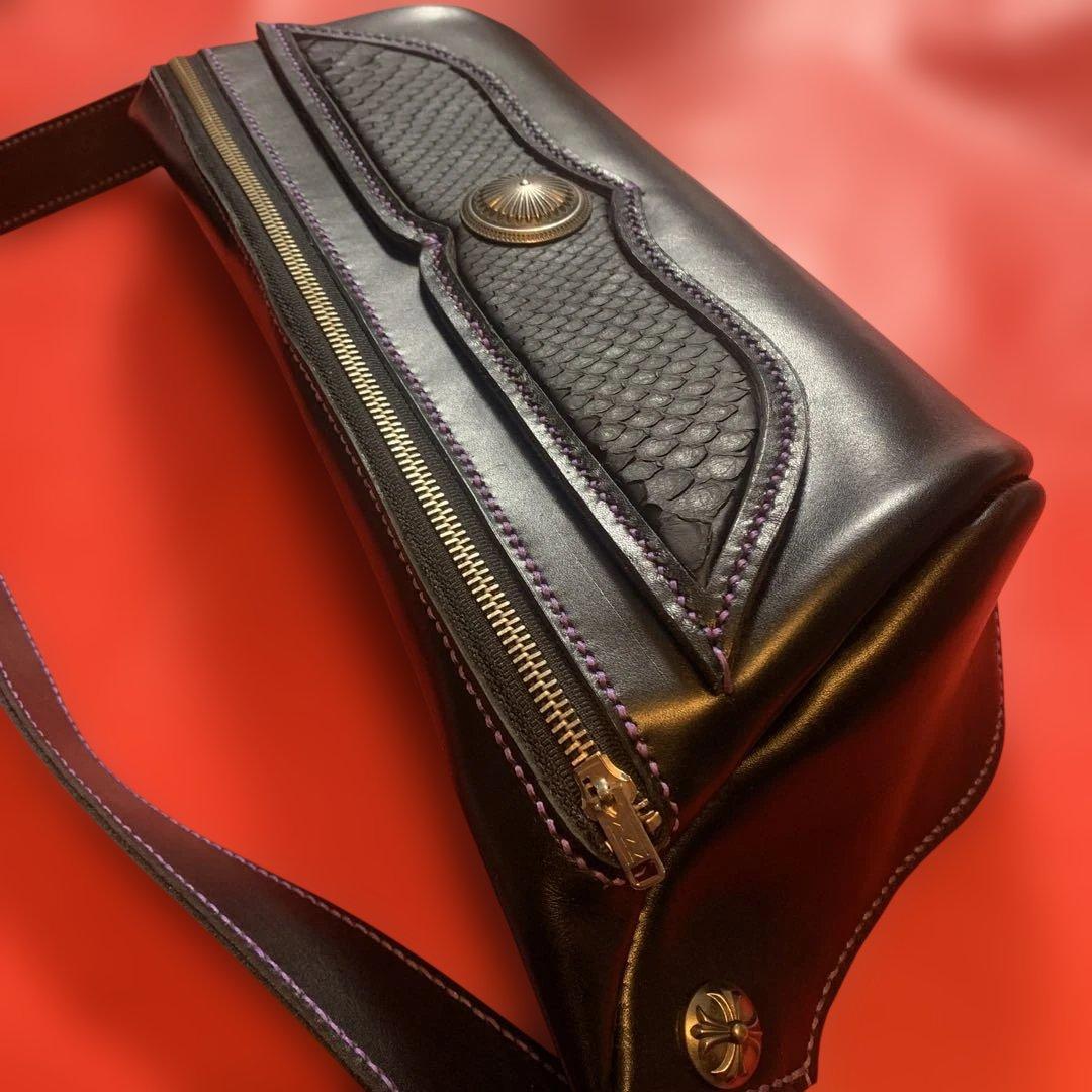 ハンドメイドレザークラフト牛革黒色✖️ブラックパイソンボディ肩掛けバッグコンチョ付