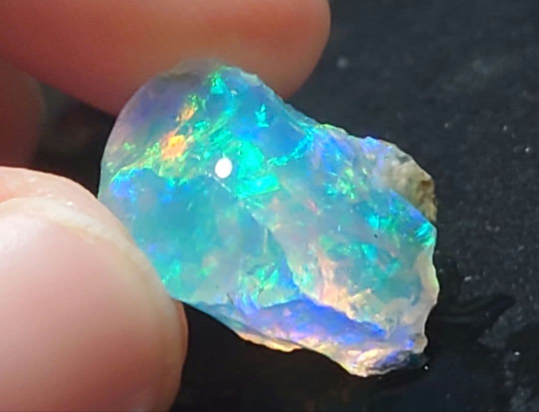 エチオピアウェロ産　チョーク　オパール　鉱物標本　原石　虹色